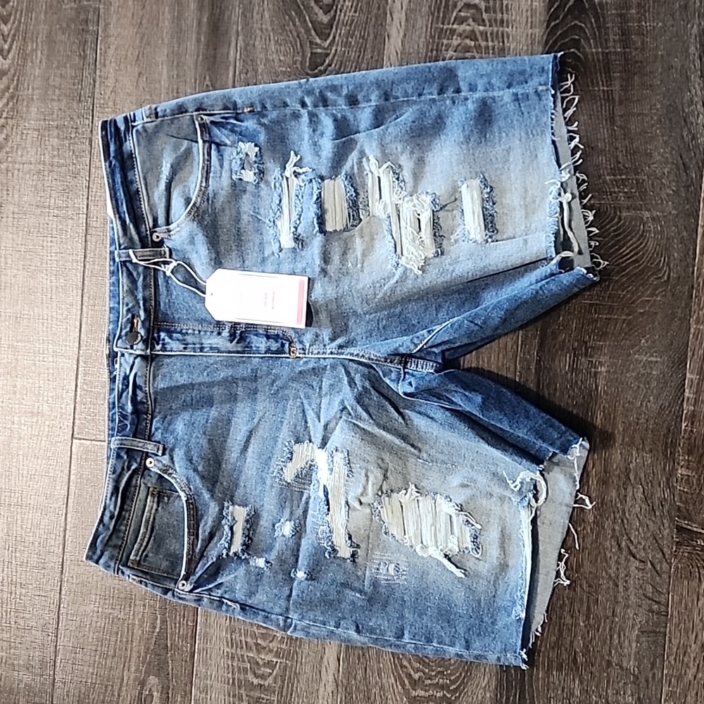 ❄️ No Boundaries mid rise Boyfriend Shorts ❄️